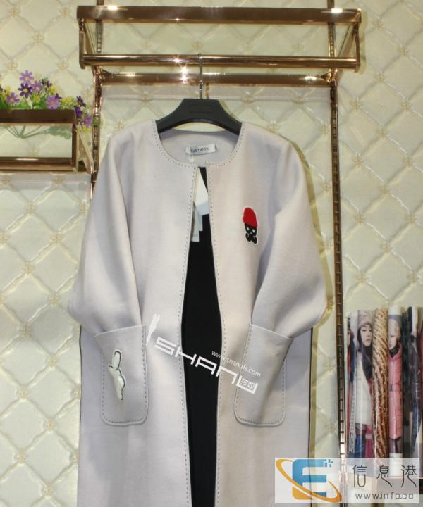 广州莎奴服饰有限公司是一家专业经营中高档品牌折扣女装批发的贸